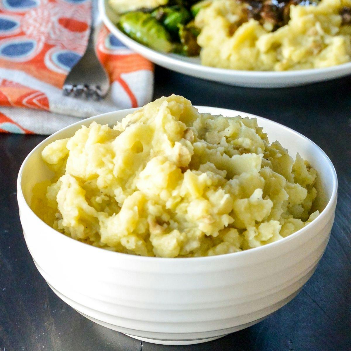 Bowl of vegan mashed potatoes.