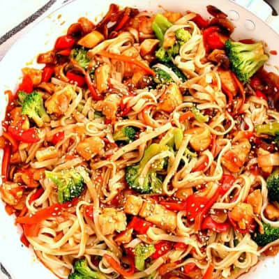 Chicken, noodles and vegetables in a pan.