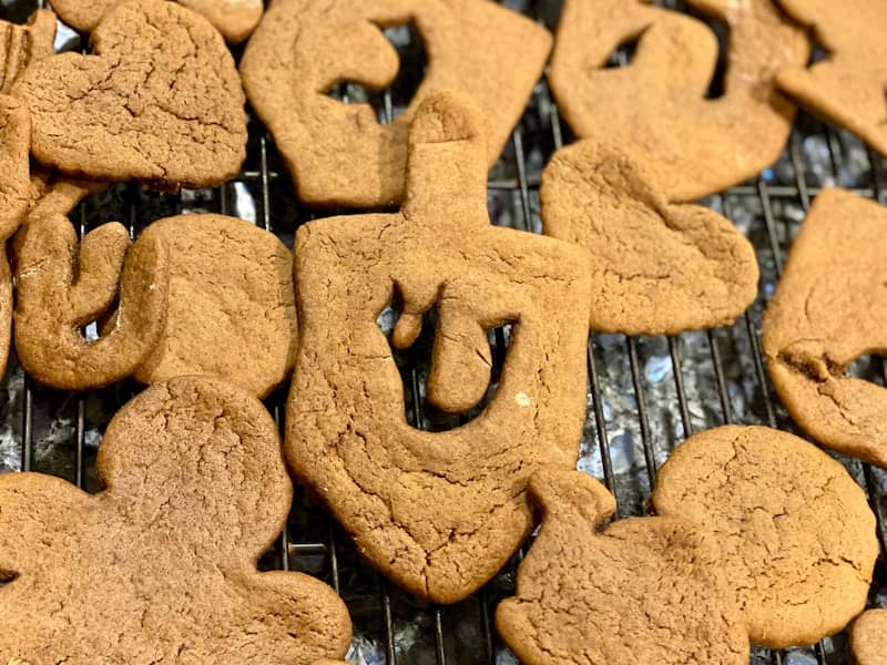 A bunch of cookies that are on a rack