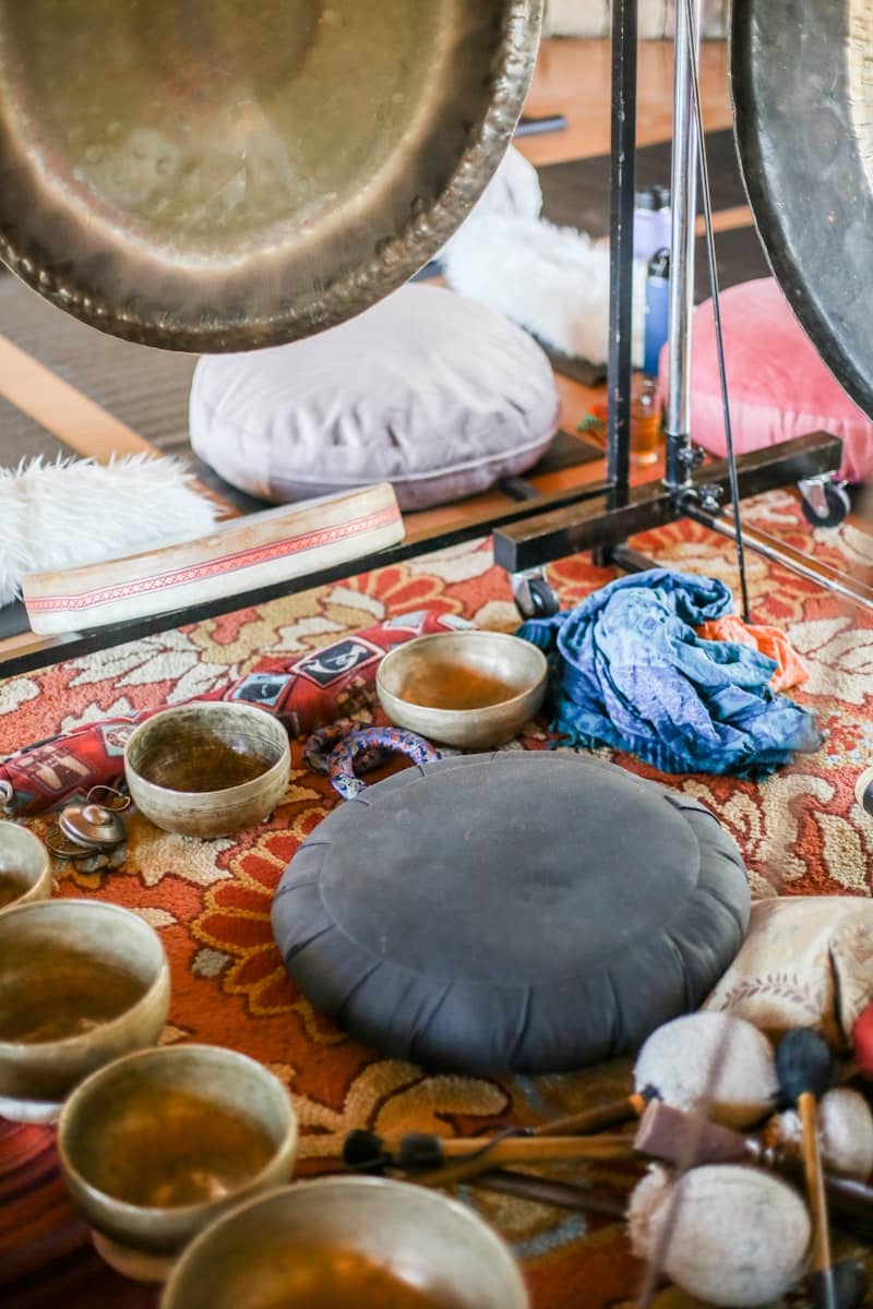 black round table with blue and white textile