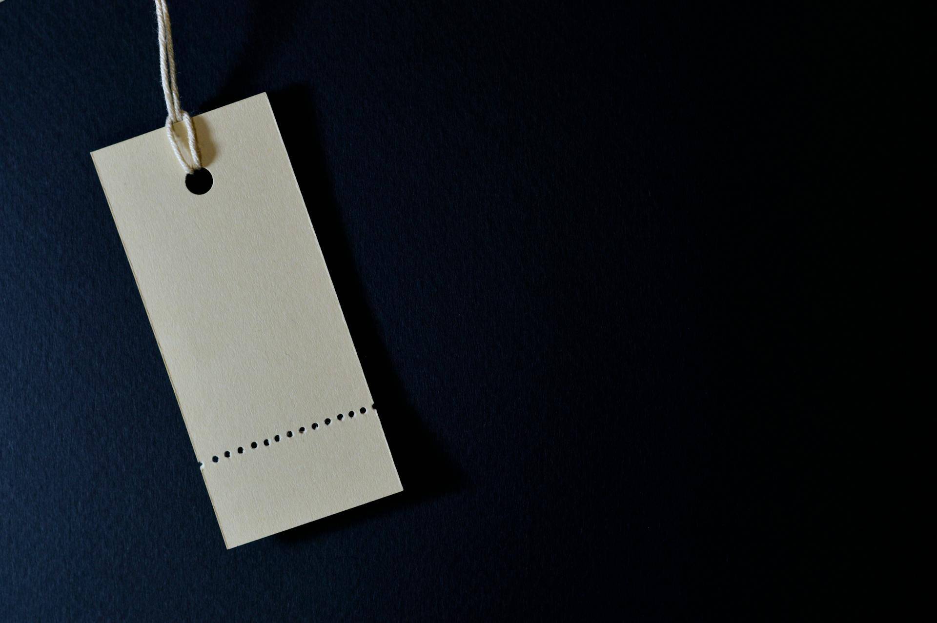 a price tag that is empty