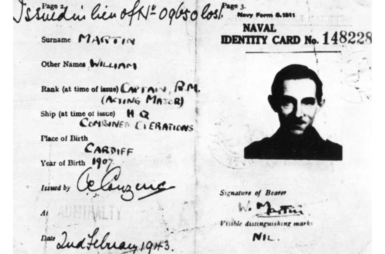 Tarjeta de identidad naval británica número 148228 a nombre de William Martin, capitán de Royal Marines en funciones de mayor, expedida el 2 de febrero de 1943, con la fotografía y la firma del titular.