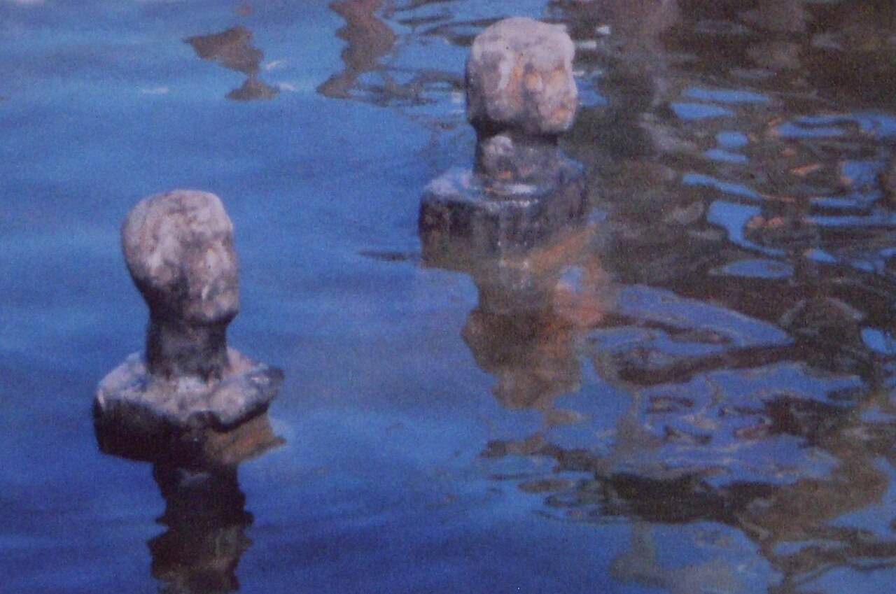 Tallas del Vasa emergiendo del agua durante el rescate del barco, 24 de abril de 1961.