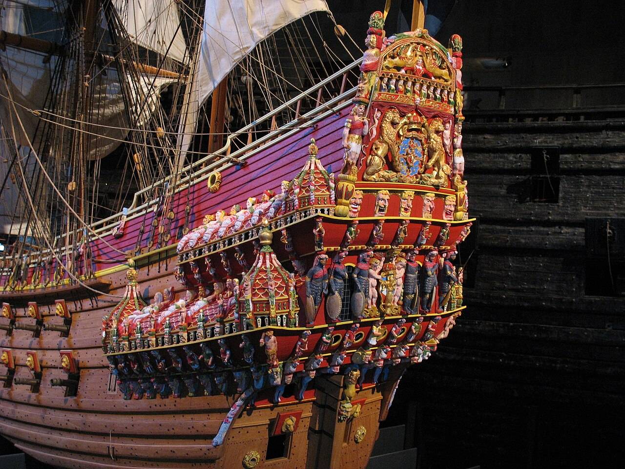 Popa del Vasa (modelo a escala 1:10) repintada con sus colores originales reconstruidos: rojo, azul, oro.
