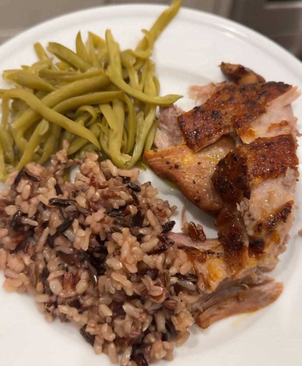 Dinner plate with salmon, quinoa and green beans