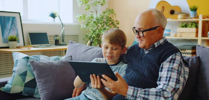 grootvader met kleinzoon die samen lezen