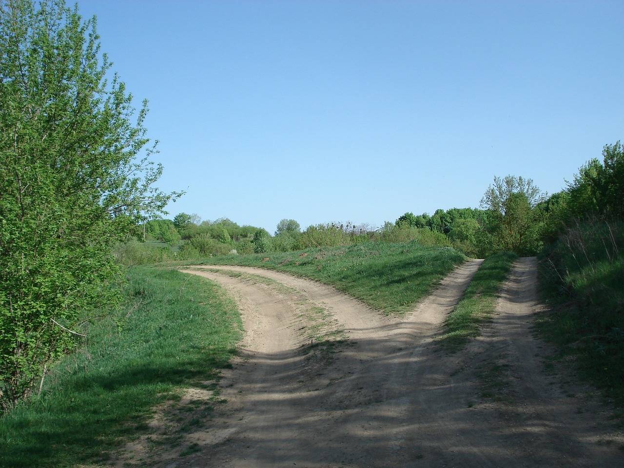 Diverging paths on the ground