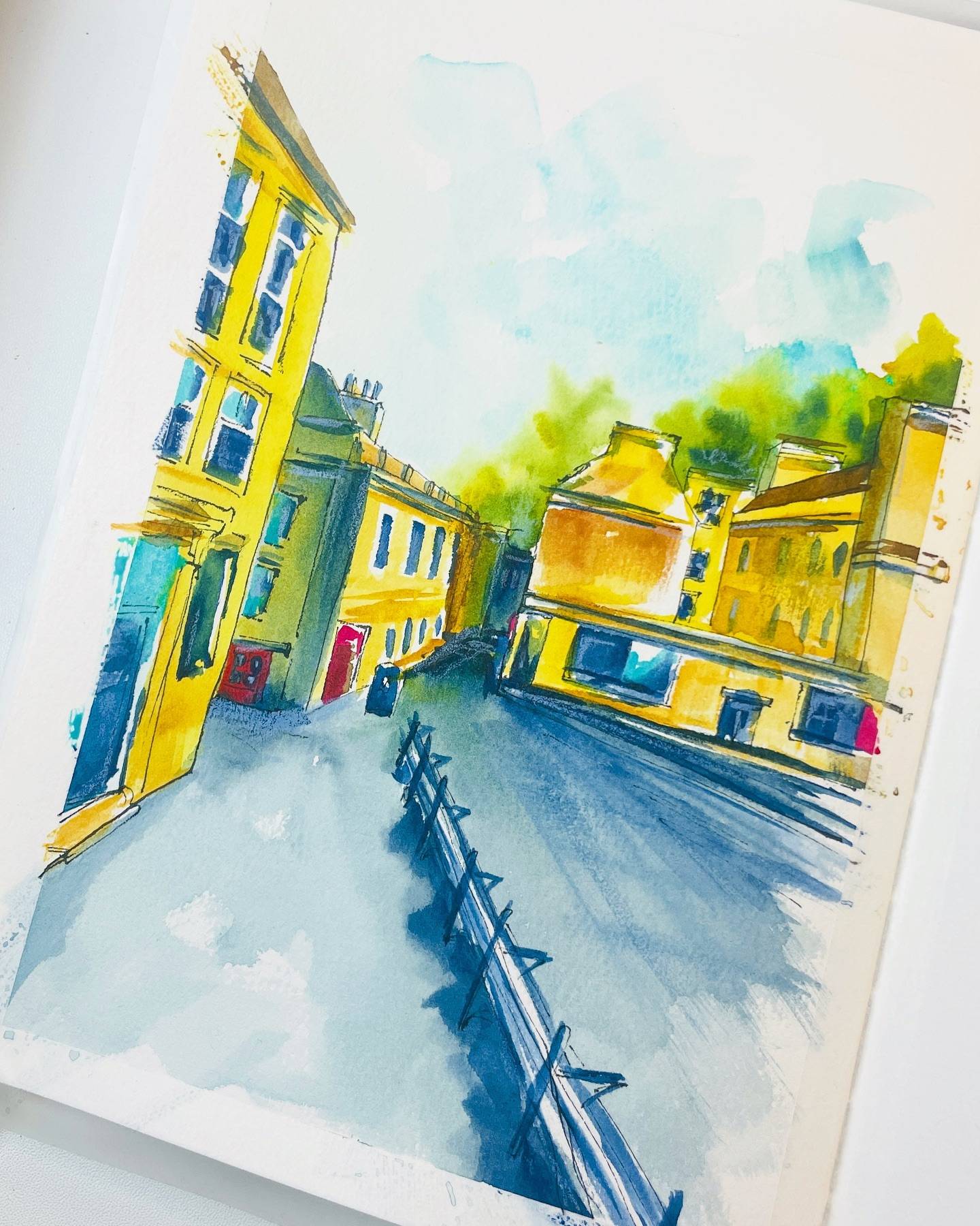 Quick urban sketch inspired by @tobysketchloose & @woodwardswatercolours livestream and reference 

Going straight in with pen is always a lot of fun as there’s no going back😆😂
Line & wash ( Fude with Carbon ink & watercolours - favourites palette created with my art members)