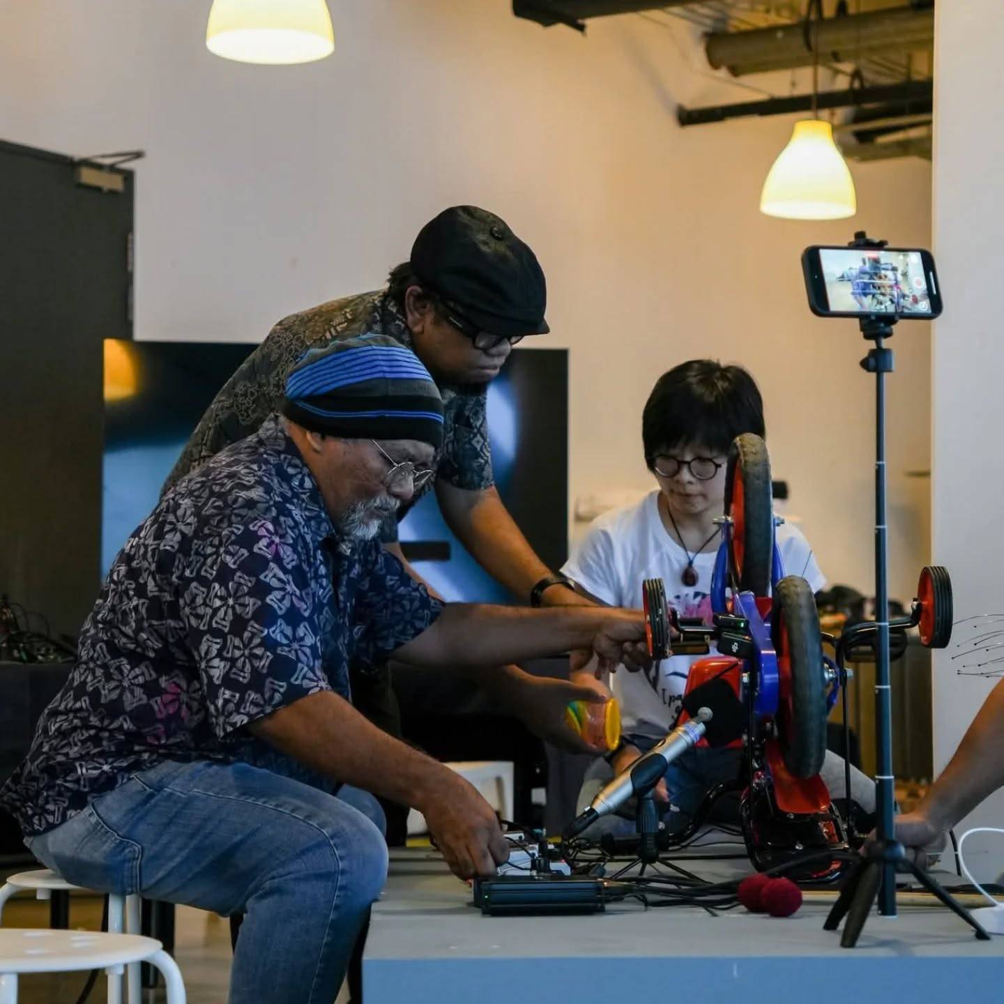 Last Saturday at Ilham Gallery KL, we turned a child’s bicycle, a music stand, and even an Ultraman doll into instruments 🎛️🎶

Bodies of Noise — by Spectra Collective
A live experiment where human movement, found materials, and electronic sound merge into one breathing organism.

Noise becomes ritual.
Gesture becomes dialogue.
Everything becomes sound.

#ExperimentalMusic #SoundArt #NoiseArt #PerformanceArt #MEMlab #IlhamGallery #DIYInstruments  #ArtKL