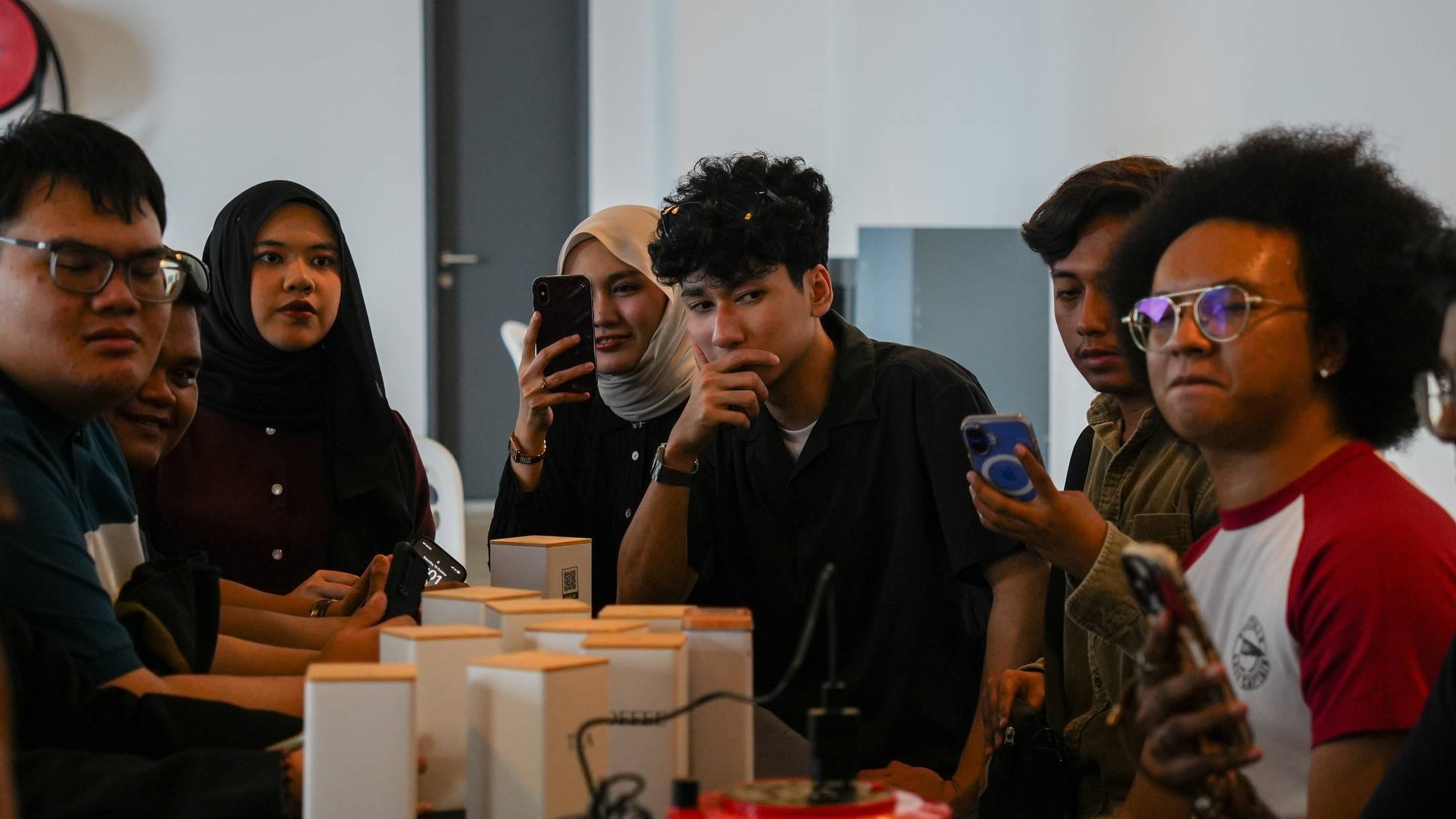 What happens when you give people a tin box of random objects — things that hum, rattle, scrape, and clang — and ask them to make music?
That’s exactly what we explored last Saturday at Ilham Gallery KL during our DIY Soundmaking Workshop.
Everyday materials became instruments. Collective creativity became the rhythm. 💥
#SoundArt #DIYWorkshop #MEMlab #ExperimentalMusic #InteractiveArt #CreativeSound #SoundExploration