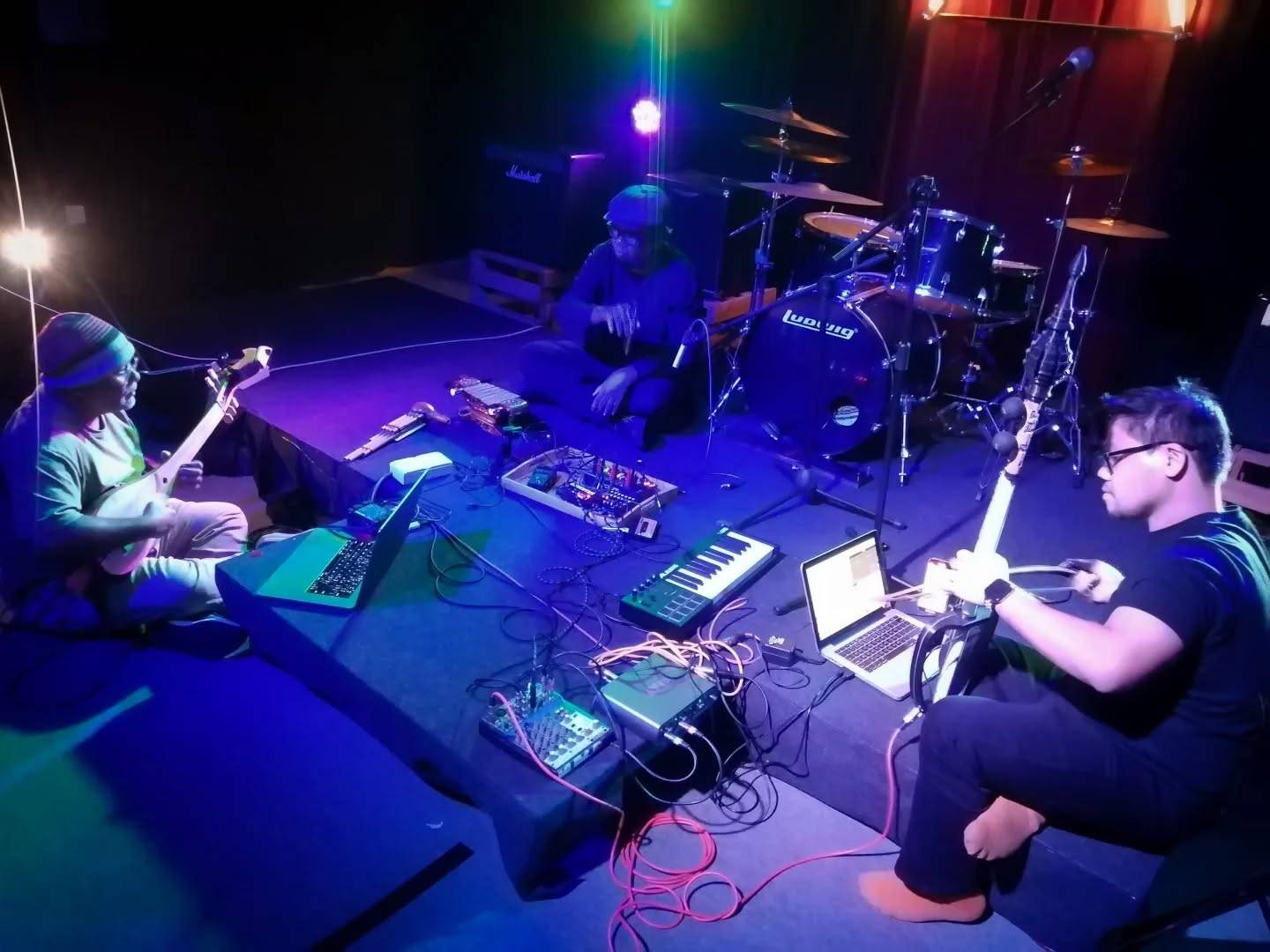 ✨ *Spectra Collective Live at Alies Studio, Teluk Intan* 
Last Thursday, we presented a *3-piece experimental performance* blending traditional and electronic sound worlds. 

We explored the sonic textures of: 
🎻 *Rebab* 
🎼 *Gambus Sarawak* 
🔔 *Prepared Gamelan Saron* 

Fusing these rich traditional instruments with *experimental electronic music*, we created an immersive and unpredictable sound experience.

Thanks to everyone who came through and supported! 🌙🔊

#SpectraCollective #ExperimentalMusic #SoundArt #Rebab #GambusSarawak #Gamelan #TradisiModen #ElectronicMusic #MEMlab  #NoiseArt