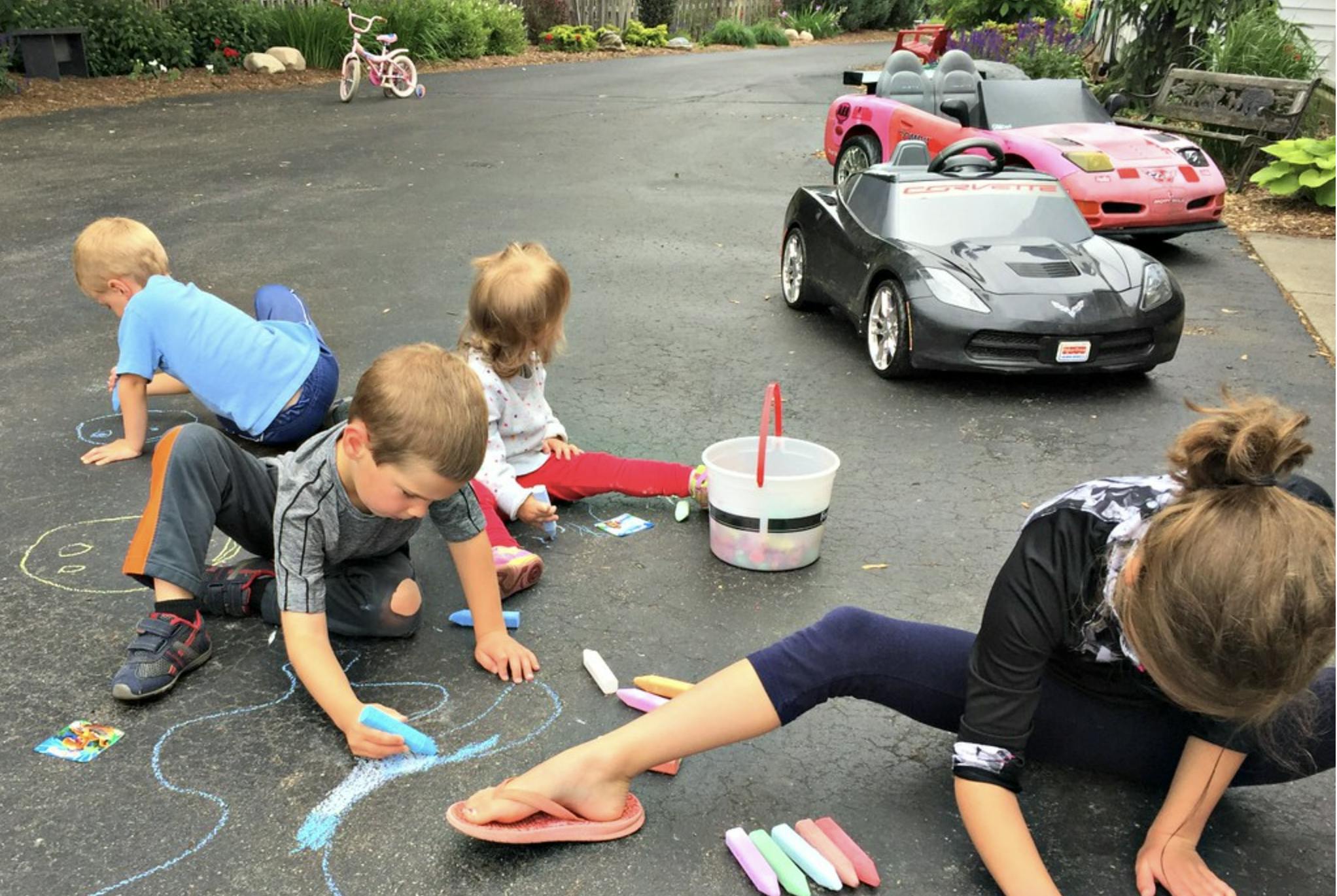 kids doing sidewalk chalk