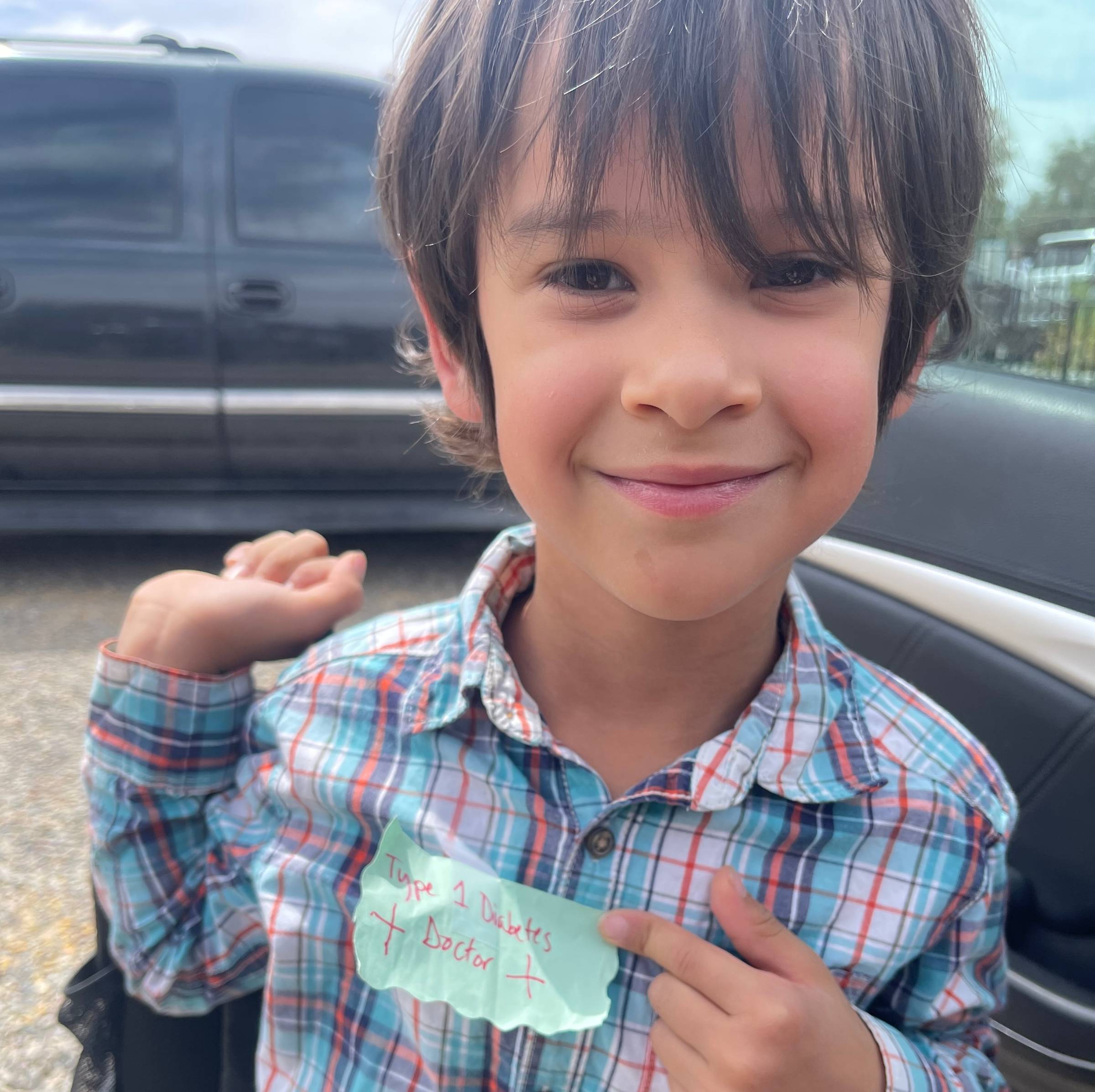 Felix (5) with a ‘Type 1 Diabetes Doctor’ name tag, carrying the supply bag.