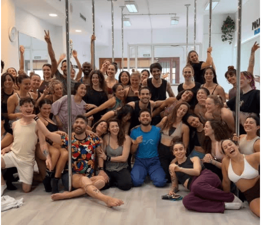 lots of smiling static pole lovers