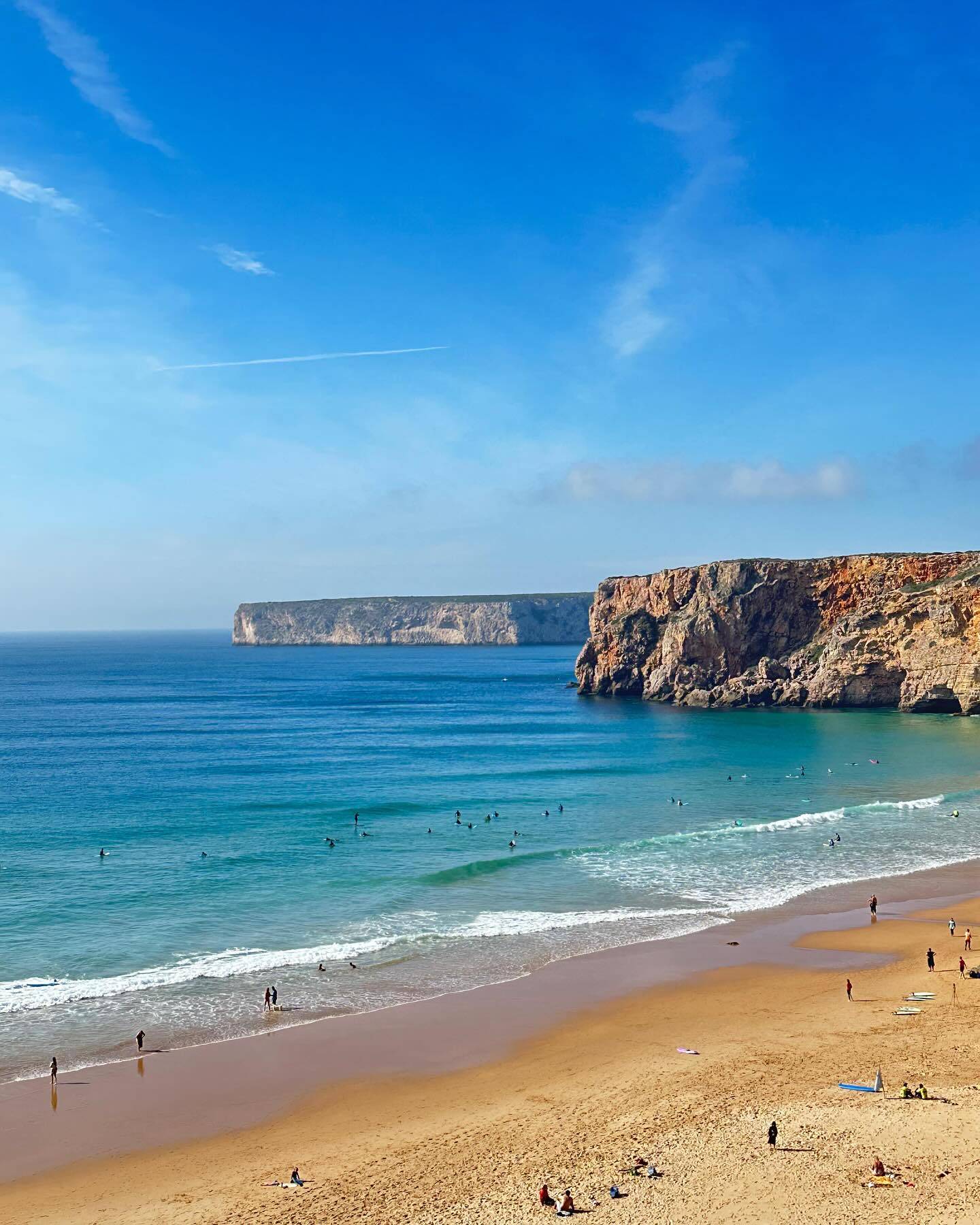 Pārmaiņas pēc uztaisijām sērfa tripiņu draugiem Portugāles dienvidos - Algarve reģionā. Nobāzèjāmies Portimao un sērfojam gan tur, gan Sagres pusē. Īsumā - dārgi un sarežģīti 😅. Dienvidi ir ĻOTI skaisti, bet arī tūristiski un drusku sabojāti, bet par to vēlāk. 
Par sērfu - iesācēju nodarbība grupā maksā vidēji 60-70 EUR un ekipējuma īre 35 EUR. Šīs ir dārgākās cenas, kas Portugālē redzētas. Tāpat arī restorāni vidēji par 30% dārgāki. Sērfs? Varēja būt labāks. Tur, kur ir iespēja noīrēt ekipējumu, tur ir mazi un ļoti švaki viļņi. Tur, kur ir viļņi, tur nav ekipējuma īre. Tāpēc arī visa loģistika ir sarežģīta. Protams, ja Tu brauc ar savu busiņu, kur dēlis ir līdzi, tad viss ir iespējams un superīgs piedzîvojums, bet tā jau ir savādāka ceļošana. 
Par vienu gan var būt drošs - laikapstākļi ir saulaini un silti ;) Tāpēc vairāk to izvēlētos kā ģimenes atpūta pie ūdens nevis sērfa galamērķi 👌
