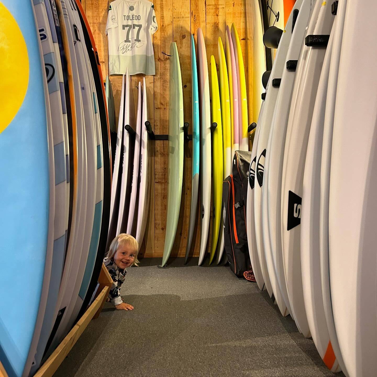 Sērfa nedēļa ar bērnu izskatās šādi:
- No rīta viens vecāks sērfo, kamēr otrs dzīvojas ar ķiparu
- Pusdienas kopā
- Pēcpusdienā otrs vecāks sērfo, kamēr pirmais izklaidē ķiparu.

Vēlams visiem palikt pludmalē, tad dienas beigās visi 3 būs nokausēti 👌. Sērfa ceļojums ar bērniem ir iespējams un pat rekomendējams 🥰