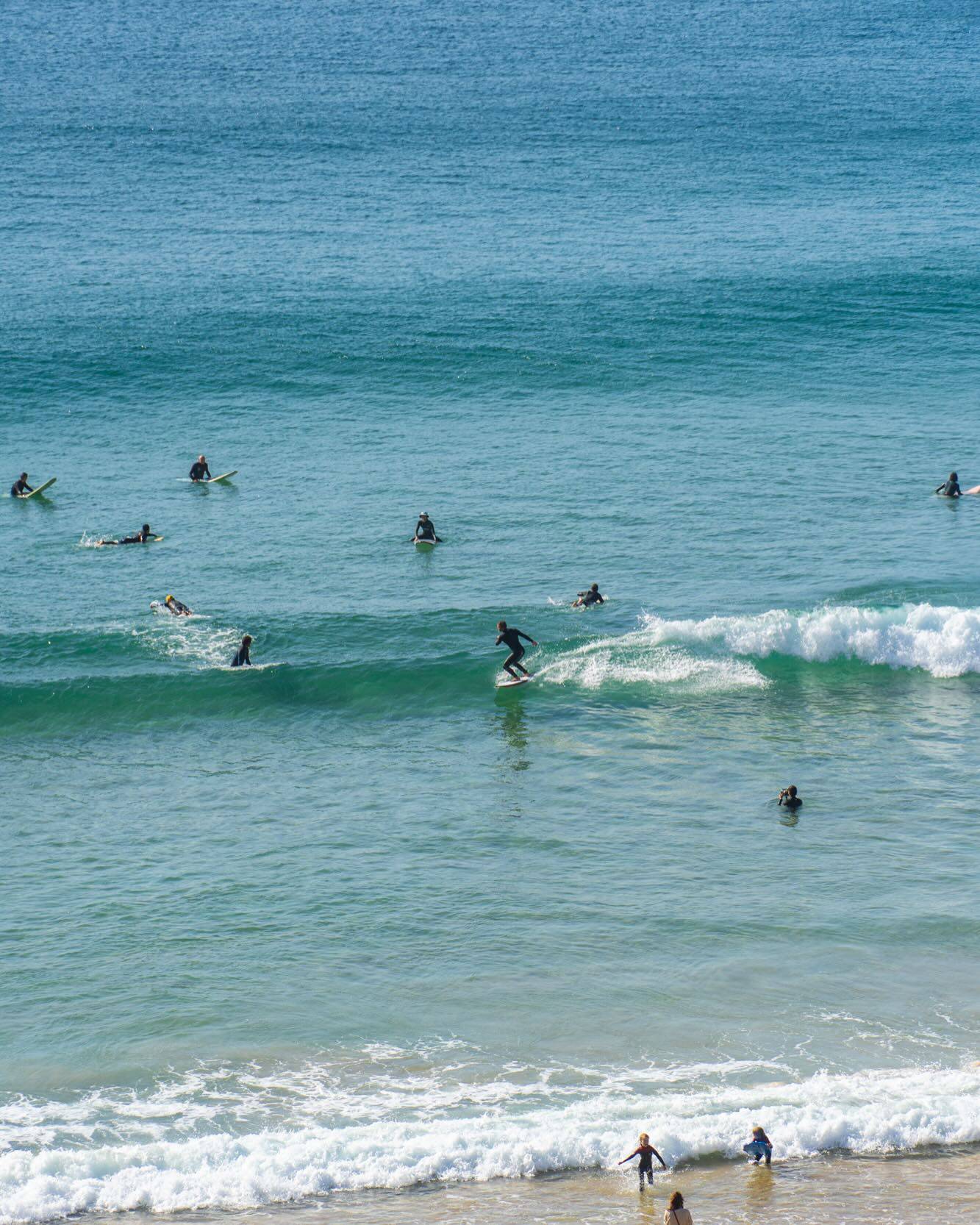 Draugi, īstā sērfa sezona ir tikai sākusies! Sērfa ciematā Peniche šobrīd ir +20 grādi, skaistas 🌊 līnijas, priecīgi cilvēki, maz tūristu un sērfa vibes visapkārt 🤙. Saulīte sasildīs 🌞. Brauc sērfot tieši tagad 🤙