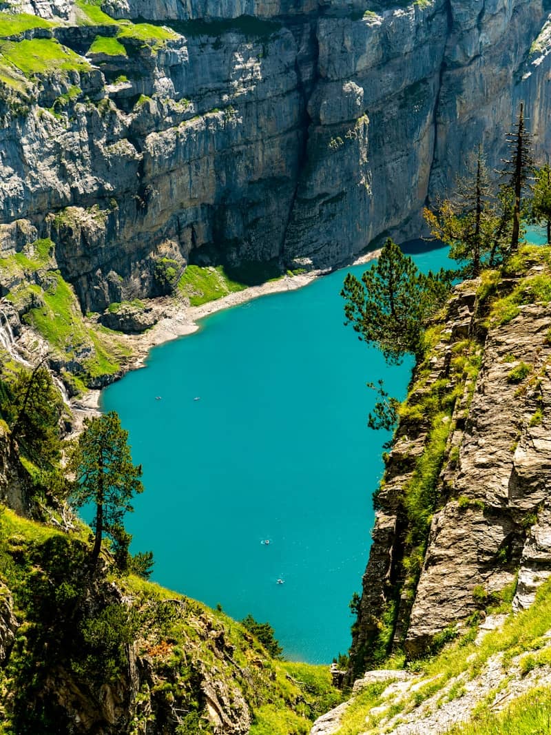 A beautiful turquoise lake nestled in mountains.