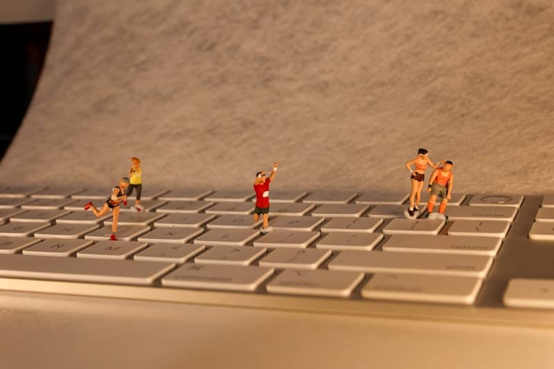 Tiny figures are playing on a keyboard.