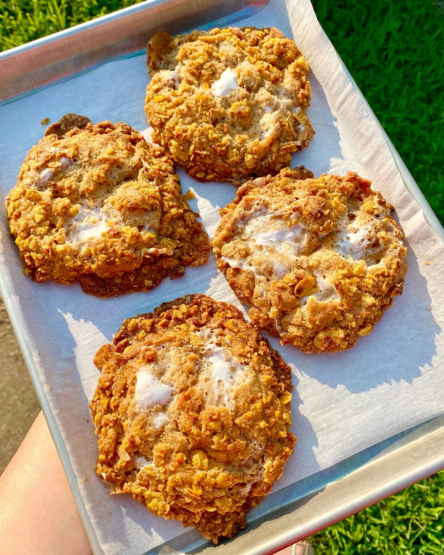Summer means marshmallows in everything! Like these cornflake mallow cookies - buttery, cronchy, and chewy in each bite. 

Planning out July farmers markets and maybe I’ll add these to the menu.