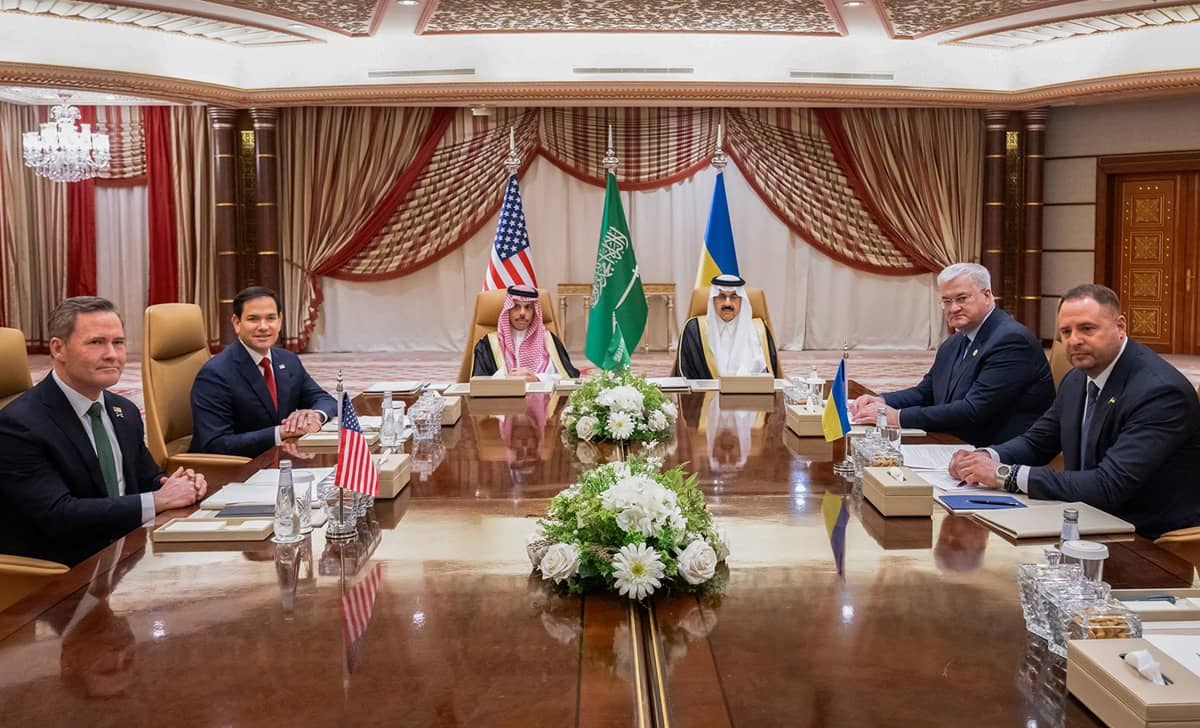 U.S. and Ukraine Shake Hands—Now It’s Up to Putin to Blink