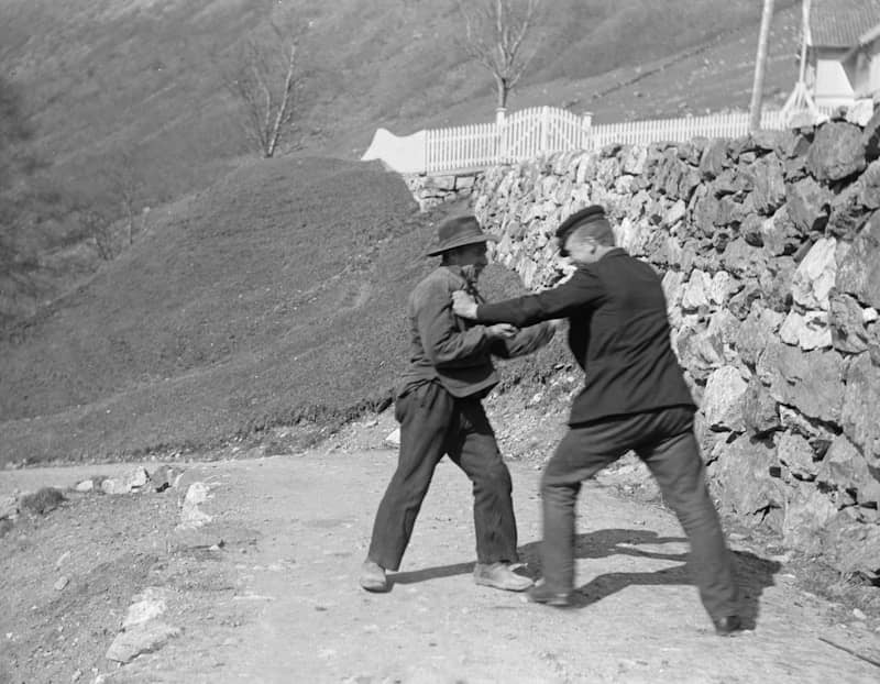 Playfighting SFFf-1989091.162776 Two men playfighting in the street. Photographer: Paul Stang.