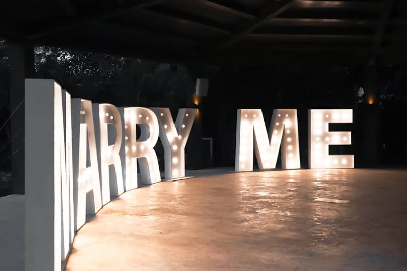 A sign that says marry me on it