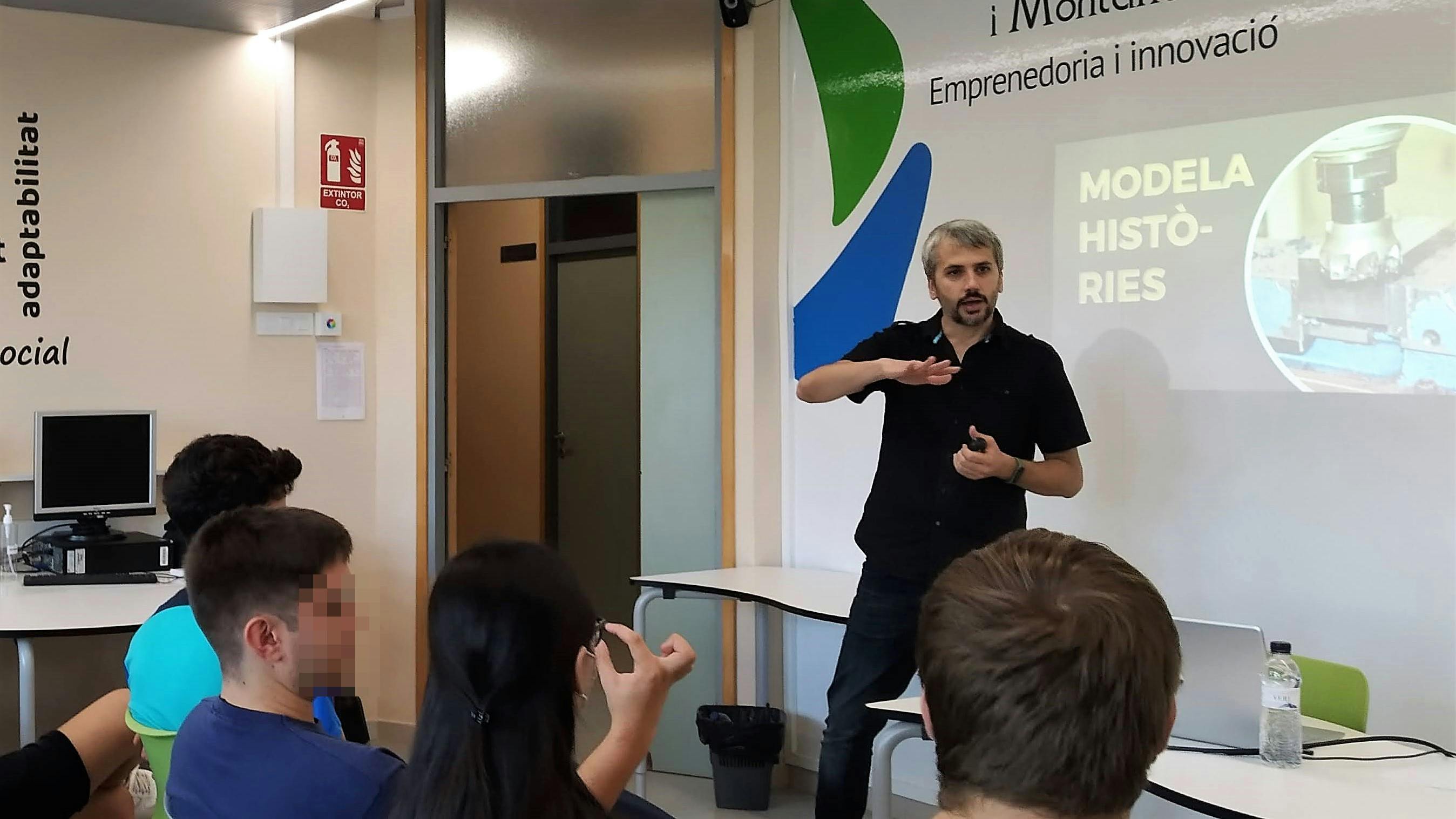 Carles Caño impartiendo el taller de STORYTELLING CON HUMOR