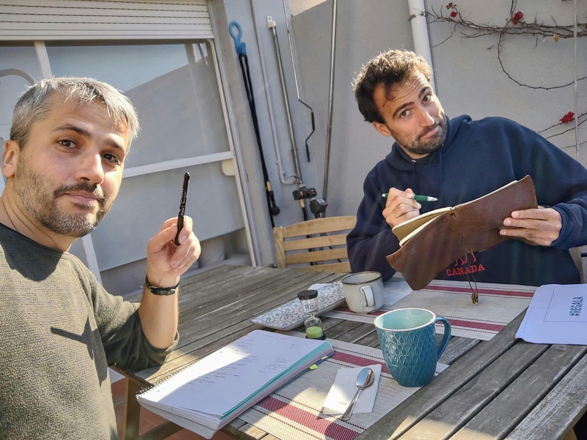 Carles Caño y Borja Nicolau preparando un taller sobre humor al comunicar