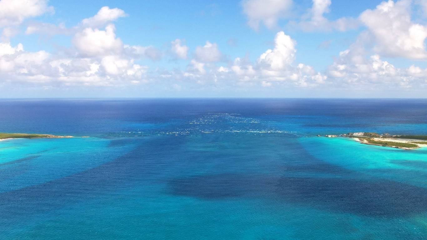 Even in calm conditions, opposing tidal flow and trade winds can cause washing machine conditions in the cuts