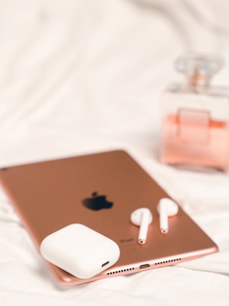 apple earpods on silver macbook