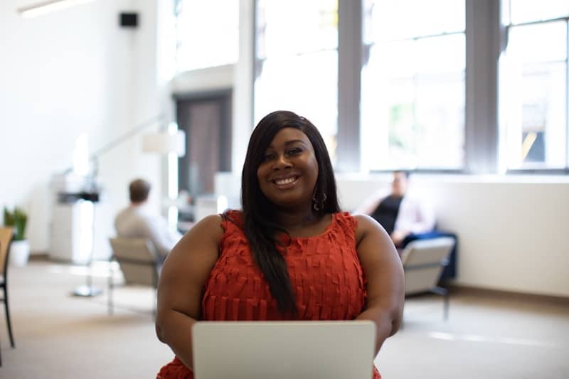 shallow focus photo of woman in red sleeveless shirt