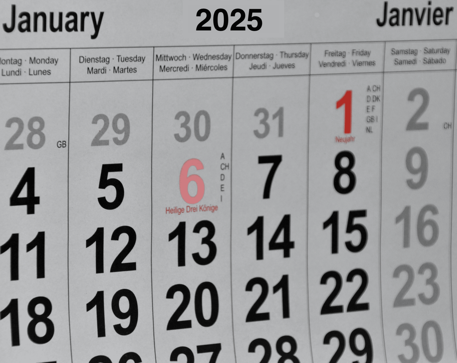 A photo of a January 2025 calendar in a multilingual format, showing the first three weeks of the month.