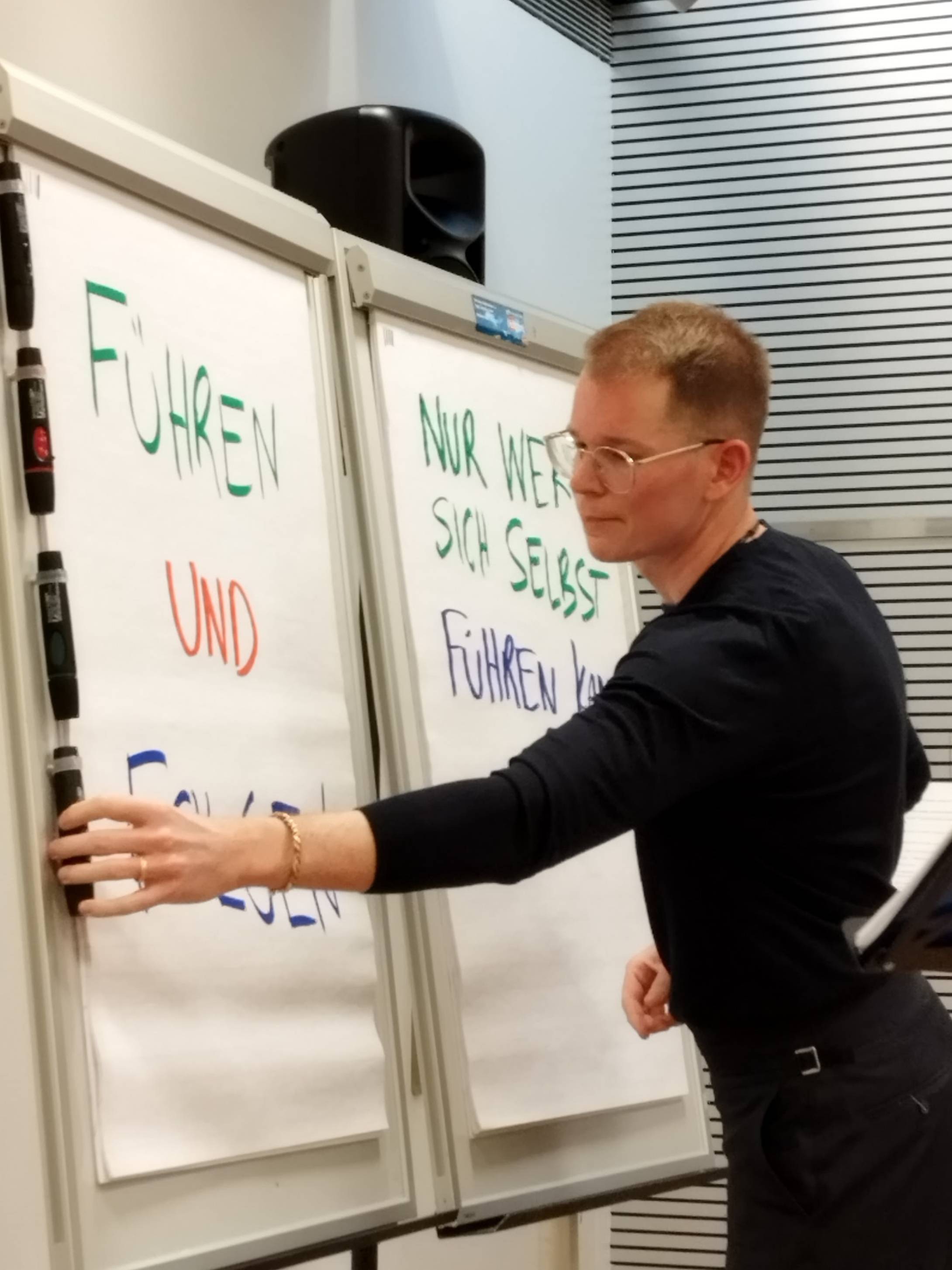 Adrian Kopp vor dem Flipchart