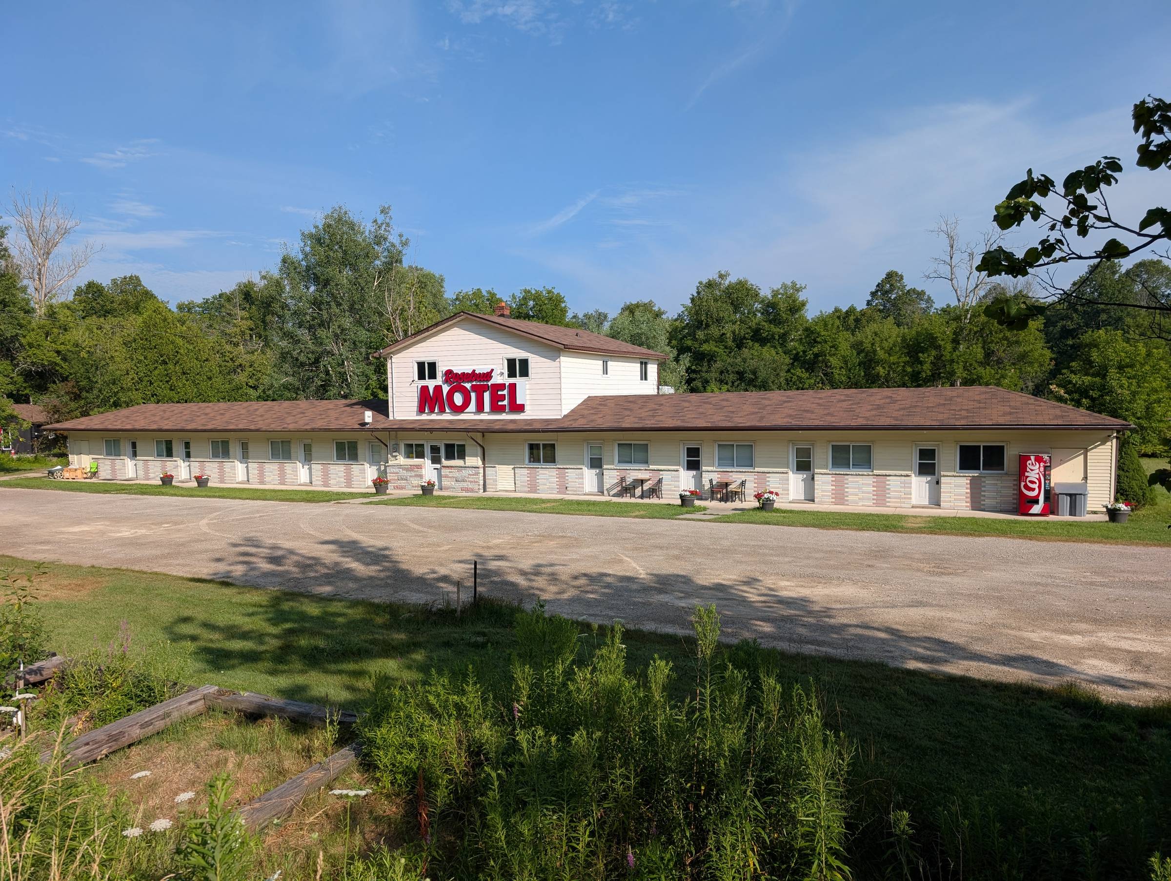 rosebud motel panorama view with blue sky
