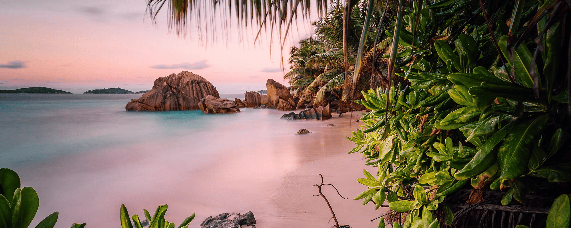 Giants causeway, ocean and cliffs of Ireland