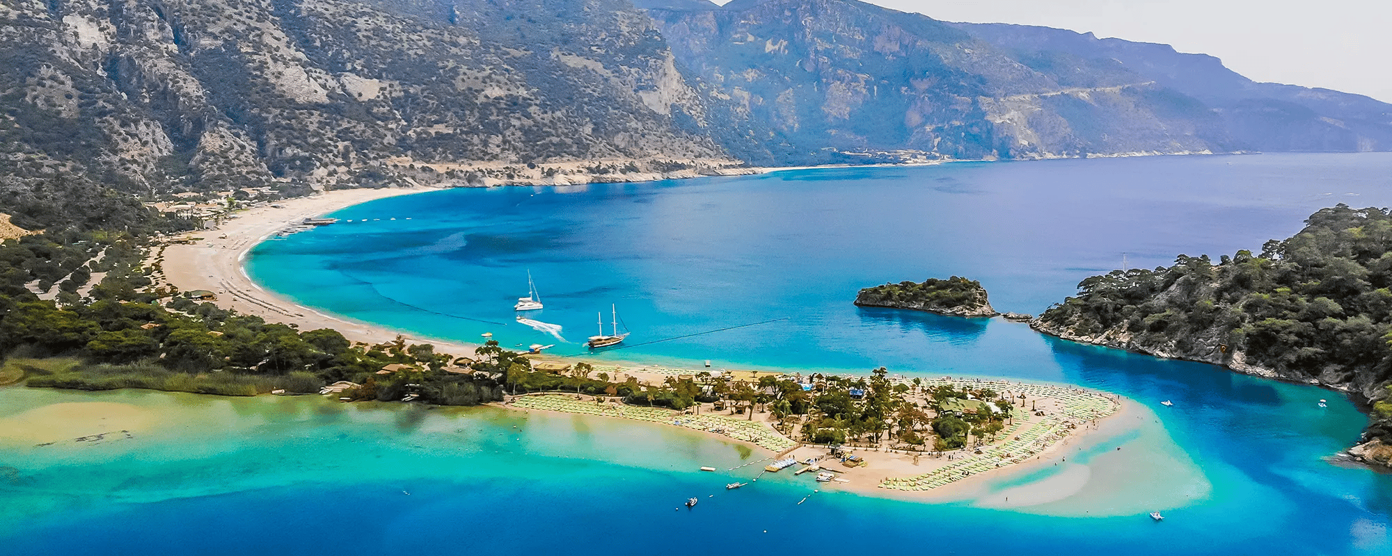Giants causeway, ocean and cliffs of Ireland