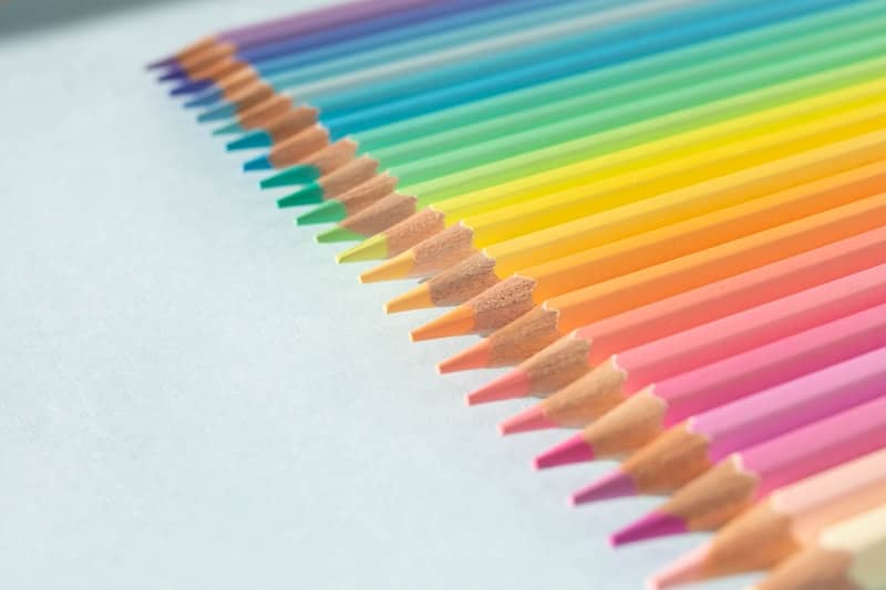 red yellow and blue color pencils