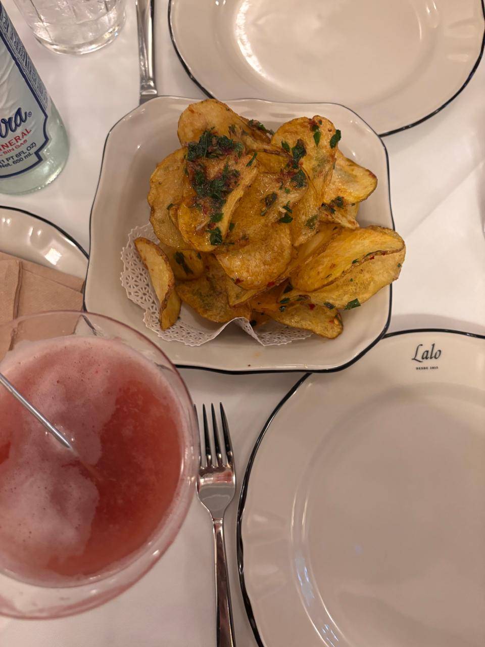 Mesa servida en Lalo!, uno de los spots gastronómicos más buscados.