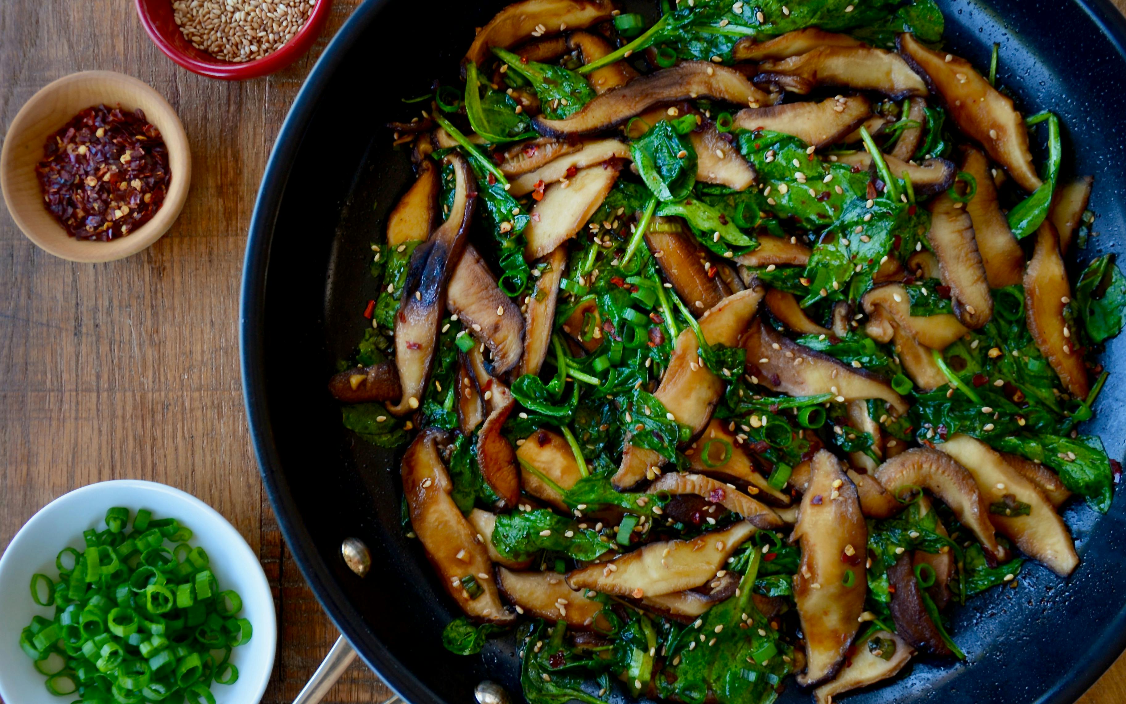 Sautéed Mushrooms and Spinach with Spicy Garlic Sauce