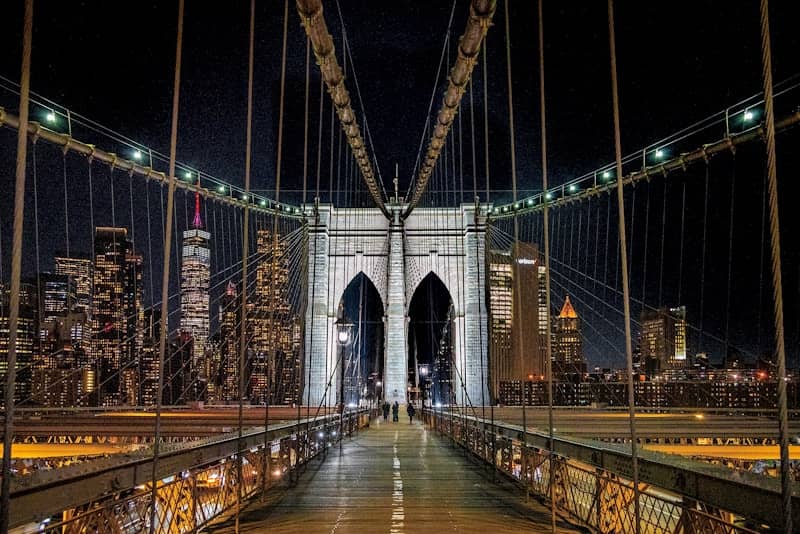 A view of the brooklyn bridge at night