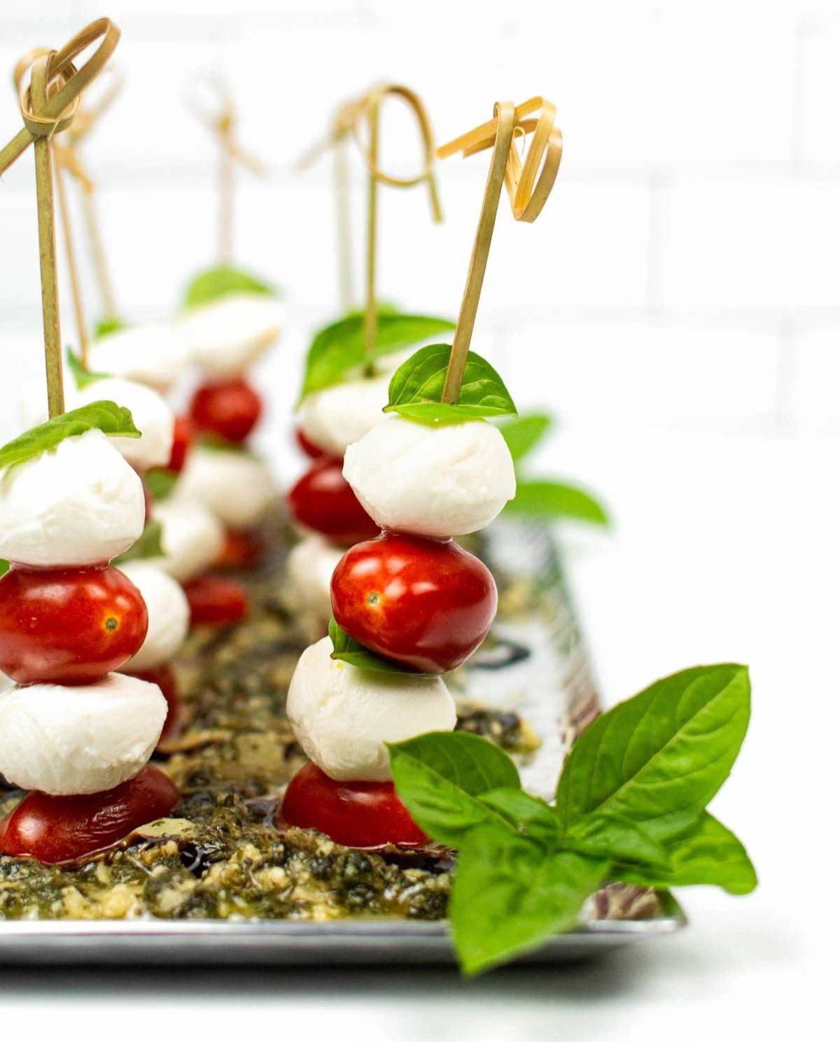 Bamboo skewers of tomatoes, mozzarella and basil.
