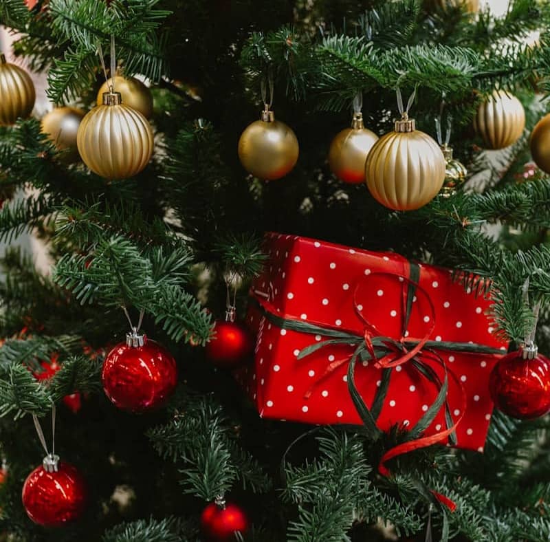 A decorated christmas tree with red and gold ornaments.