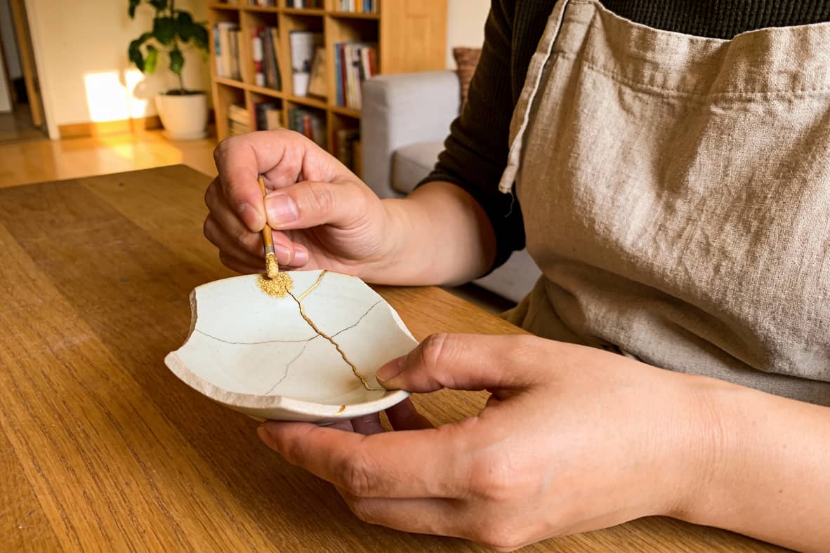 Repairing a ceramic bowl with gold - kintsugi style