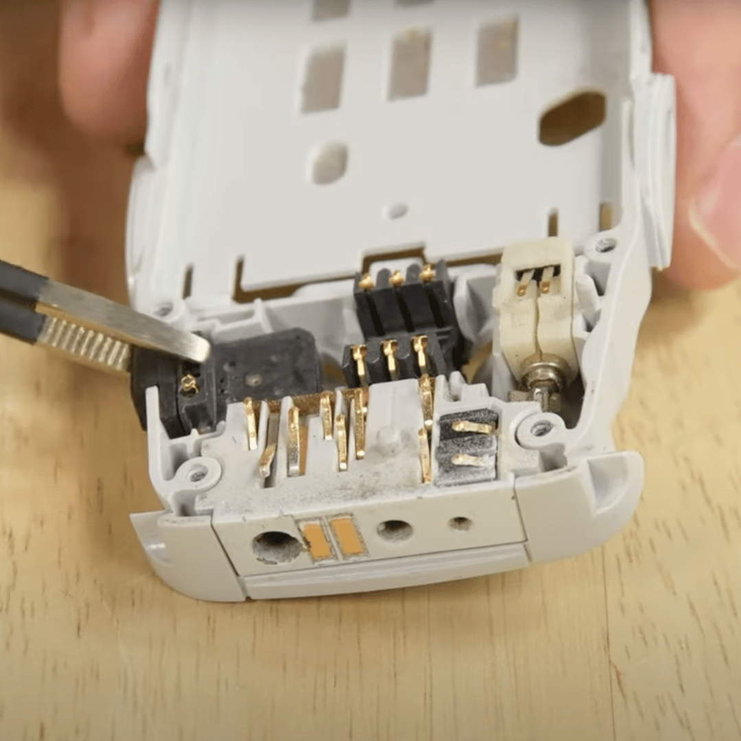 closeup of spring connectors on nokia