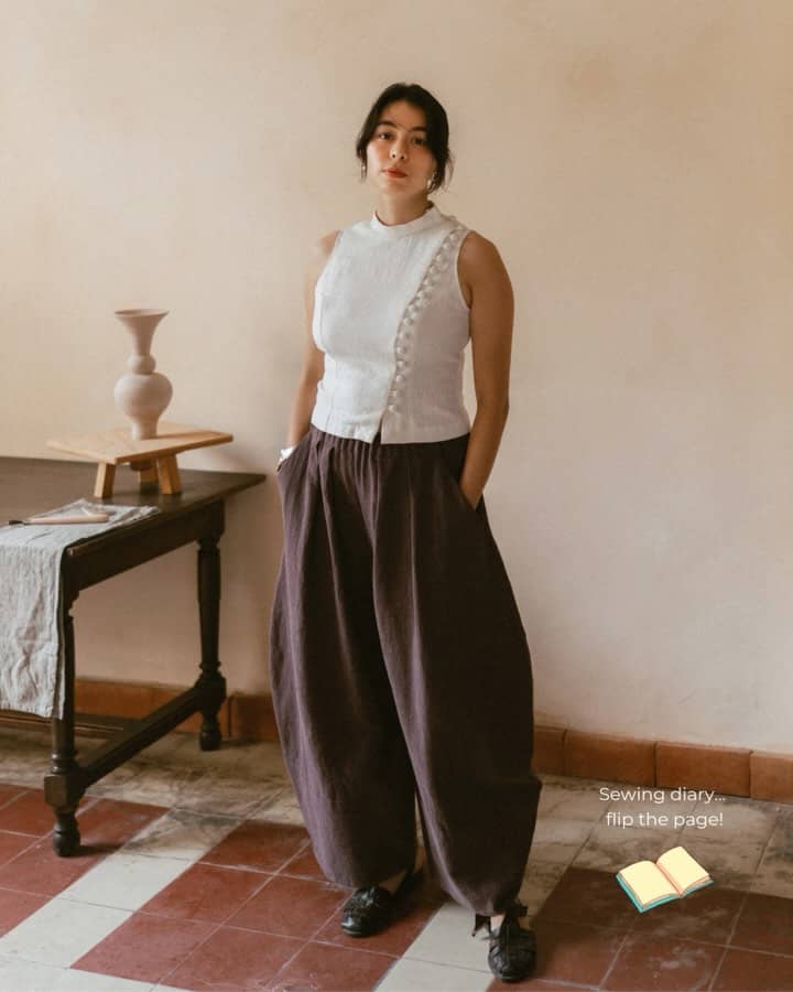 This is the #sewingdiary of the #NikkaDIYpants. It’s an easy one! Head to my channel to watch the complete detailed tutorial.
Hope you like it!
Ceramicist @isseyroquet is wearing the Nikka pants with the Mistral top in the first picture 📸 by @clarissedethoisyphotography, and with the Turia blouse in the last video. 
.
.
.
#sewing #memade #sewingaddict #sewingproject #sewingtutorial #sewistsofinstagram #sewist