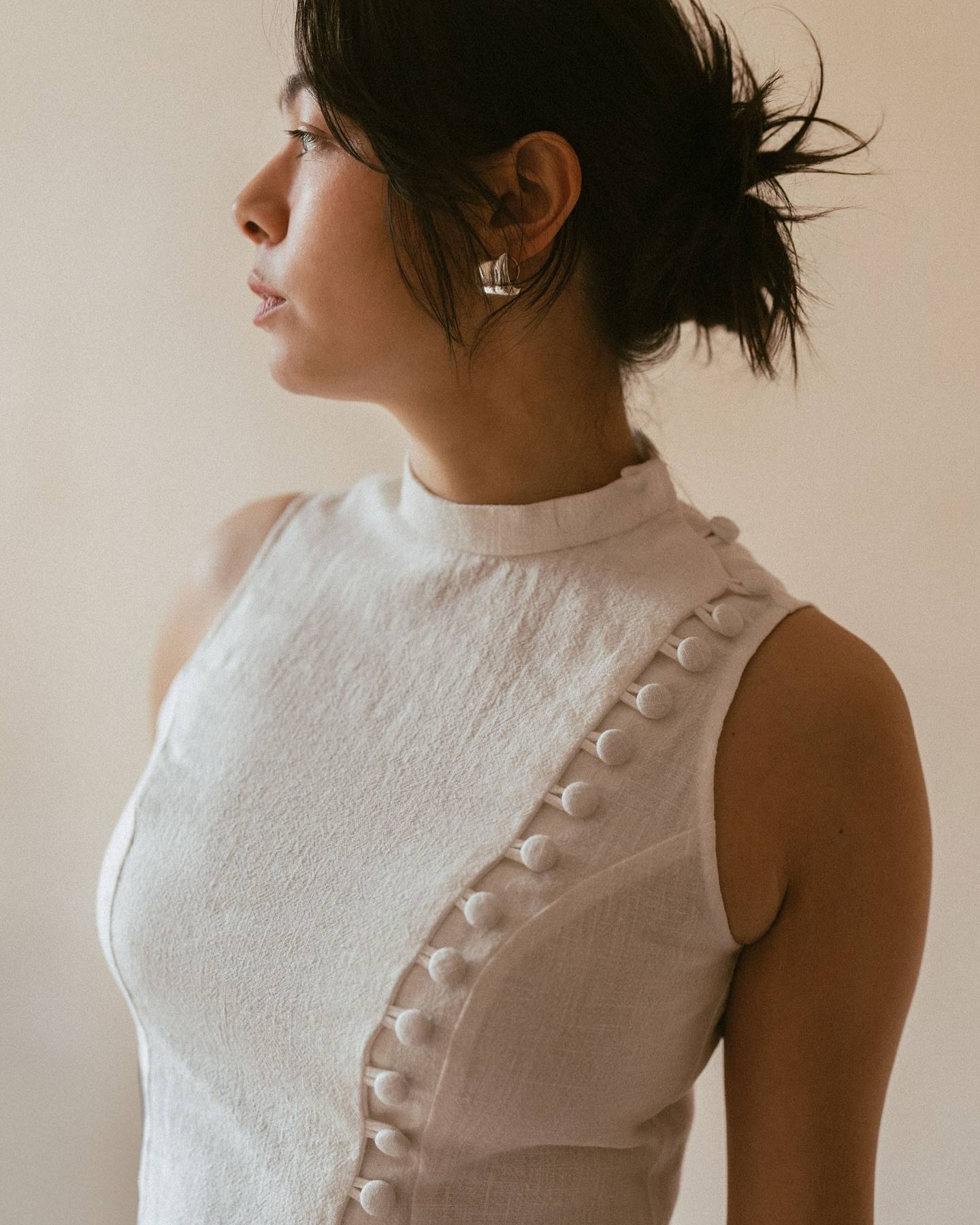 Some pictures of our photoshoot in Valencia, Spain, in @isseyroquet s ceramic studio. 
Issey is wearing the Mistral top #sewingpattern in a white stone washed linen from @lescouponsdesaintpierre.
Images captured by @clarissedethoisyphotography 
The detailed tutorial is on my Youtube channel and the pattern on my Etsy or on isainstitches.com.
Hope you like it! ^^
.
.
.
#memade #diyfashion #japandistyle #sewistsofinstagram #sew #coutureaddict #jecoudsmagarderobe #nähen