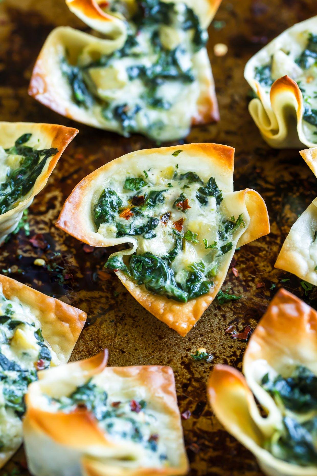 cheesy spinach artichoke wonton cups
