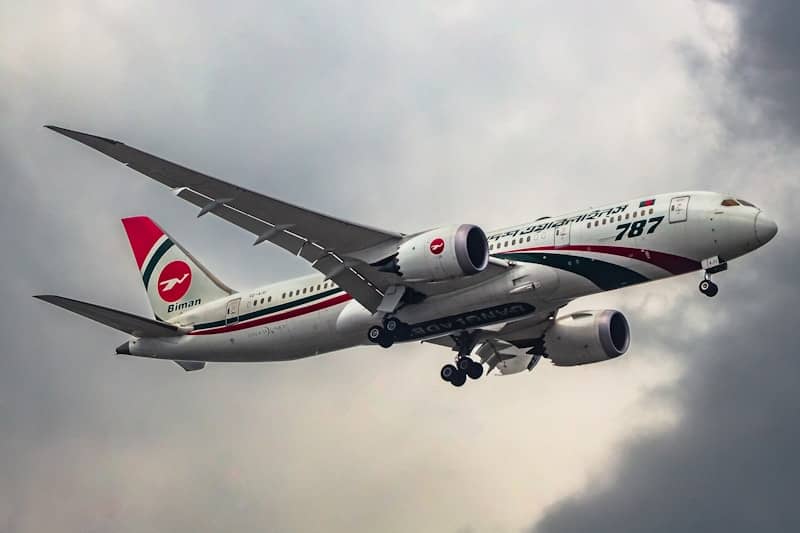 A boeing 787 dreamliner is in mid-flight.