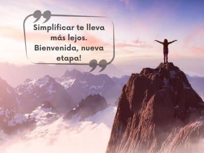 Mujer con brazos extendidos en la cima de la montaña